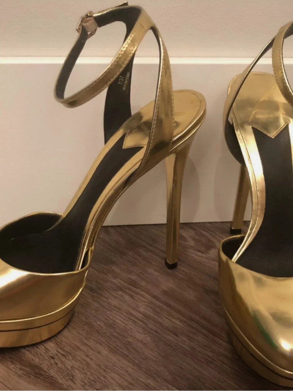B BRIAN ATWOOD Gold BF Fontenay Pump Size 7 $395